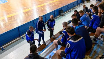 Eligazítás tart a három edző az első edzés előtt. Balról Kondacs János, Somogyi János és Klimaj Zoltán.