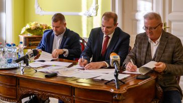 A kivitelező Galéria Invest Kft. képviseletében Szabó Tamás, a cég ügyvezetője, Szarvas város oldaláról Hodálik Pál polgármester, illetve dr. Melis János címzetes főjegyző látta el kézjegével a szerződést.