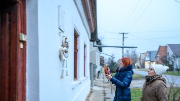 Koszorúzók dr. Aszódi Imre házánál 2025. január 21-én.