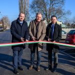 Hodálik Pál polgármester, Dankó Béla országgyűlési képviselő, illetve Bartolák Csaba alpolgármester az Alkotmány utca átadóján 2025. január 24-én.