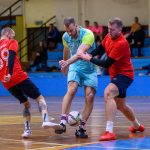 Barta Gábor és Seres Viktor (pirosban, Gólgyártók) igyekszik megakadályozni Kozák Balázst (türkizben, ProGym) a kapuralövésben.