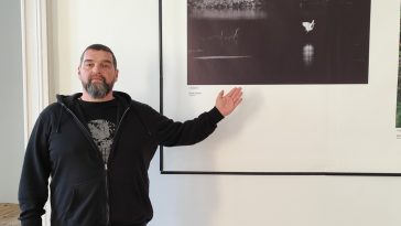 Lustyik Gábor a szabadkígyósi Wenckheim-kastélyban kiállított, második helyezést jelentő kócsagos fotója előtt.