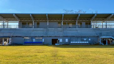 A szarvasi Erzsébet-ligeti sportpálya épülő lelátója 2025. február 17-én.