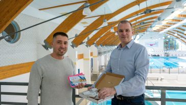 A fürdő marketingfeladatait ellátó Kiss Attila és Hodálik Pál polgármester húzta ki a Valentin-nap három szerencsés nyertesét.