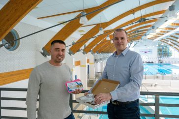 A fürdő marketingfeladatait ellátó Kiss Attila és Hodálik Pál polgármester húzta ki a Valentin-nap három szerencsés nyertesét.