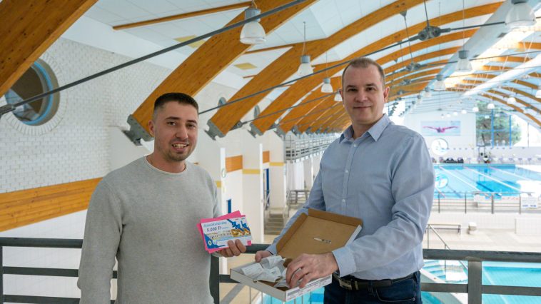 A fürdő marketingfeladatait ellátó Kiss Attila és Hodálik Pál polgármester húzta ki a Valentin-nap három szerencsés nyertesét.