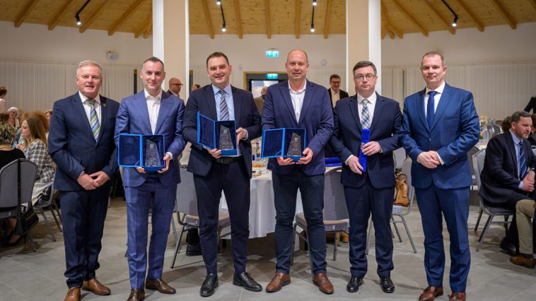 Dr. Melis János, Szarvas város címzetes főjegyzője, Szin Bence, a COOL4U Kft. üzletvezetője, Füzesséry Tibor, Gallicoop Zrt. gazdasági stratégiai vezérigazgató-helyettese, Zakar Mihály, a Corteva üzemvezetője, valamint Czinkóczky Csaba, a Corteva vetőmagelőállítási vezetője és Hodálik Pál, Szarvas város polgármestere az évértékelőt követő díjátadón.