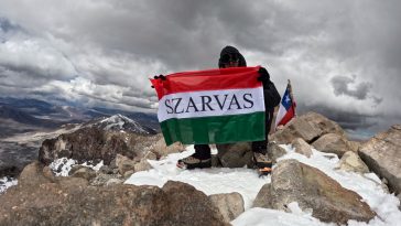 Molnár Ábel az Ojos del Salado chilei csúcsán.