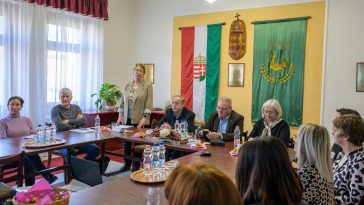 Gilanné Radványi Rózsa intézményvezető a Csabacsűdi Család- és Gyermekjóléti Szolgálat elmúlt évi tevékenységét ismertette.