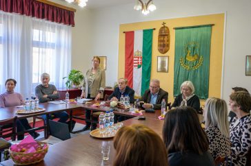 Gilanné Radványi Rózsa intézményvezető a Csabacsűdi Család- és Gyermekjóléti Szolgálat elmúlt évi tevékenységét ismertette.