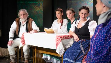Olej Tamás szerepében Szemán Béla, a felesége Szoták Andrea (jobból) és három lányuk, Enyingi Zsófia, Sinkó Réka és Harcsa Boglárka.