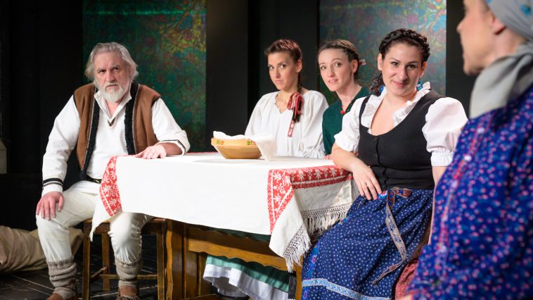 Olej Tamás szerepében Szemán Béla, a felesége Szoták Andrea (jobból) és három lányuk, Enyingi Zsófia, Sinkó Réka és Harcsa Boglárka.