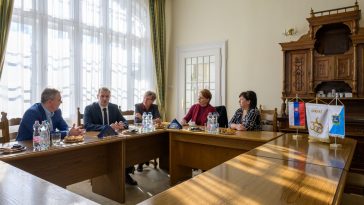 Richárd Kmeť szlovák főkonzul, Hodálik Pál polgármester, Frankó Anna, Dósa Zsuzsa és Wéberné Hanzó Teréz a március 6-i találkozón.