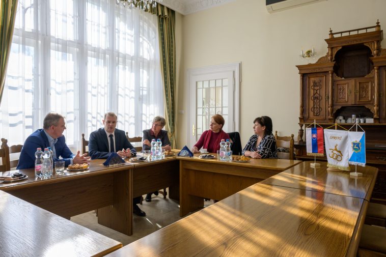 Richárd Kmeť szlovák főkonzul, Hodálik Pál polgármester, Frankó Anna, Dósa Zsuzsa és Wéberné Hanzó Teréz a március 6-i találkozón.