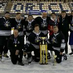 Szarvasi jégkorongozók Csíkszeredában a trófeával.