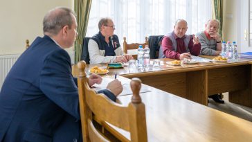 Brlázs János Kardos, Sinka Imre Békésszentandrás és Molnár József Csabacsűd polgármestere az egyeztetésen. Balról a házigazda, Hodálik Pál Szarvas város polgármestere.