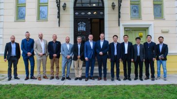 A világ legnagyobb klímagyártó vállalatának alelnökét és a szarvasi Cool4U Kft. képviselőit fogadta Hodálik Pál polgármester 2025. március 14-én.