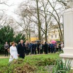 Závogyán Magdolna, a Kulturális és Innovációs Minisztérium kultúráért felelős államtitkára és Hodálik Pál, Szarvas város polgármestere megkoszorúzza a 48-as emlékművet 2025. március 15-én.