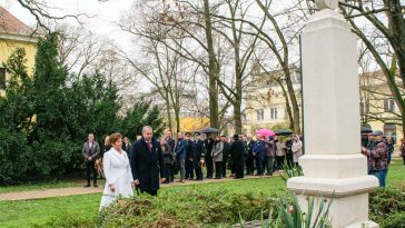 Závogyán Magdolna, a Kulturális és Innovációs Minisztérium kultúráért felelős államtitkára és Hodálik Pál, Szarvas város polgármestere megkoszorúzza a 48-as emlékművet 2025. március 15-én.