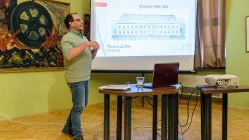 Roszik Zoltán muzeológus tart előadást a Tessedik Sámuel Múzeumban 2025. március 21-én.