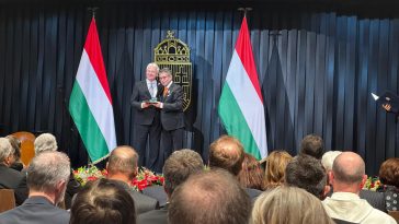Babák Mihály (j) átveszi Semjén Zsolttól az érdemrendet.