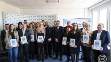 felelős helyettes államtitkára és Berta Tamás, a Magyar Közlekedéstudományi és Logisztikai Intézet közlekedésbiztonsági igazgatóhelyettese (középen, j-b) társaságában a Kerékpárosbarát Település és a Kerékpárosbarát Munkahely díjak átadása alkalmából az intézetben tartott ünnepségen 2025. március 19-én.