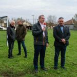 Hodálik Pál polgármester és Csanádi László, a körzet képviselője a Pázsit téri játszótéren 2025. március 27-én.