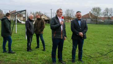 Hodálik Pál polgármester és Csanádi László, a körzet képviselője a Pázsit téri játszótéren 2025. március 27-én.