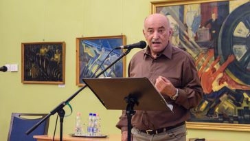 Harencsár László standupja a Tessedik Sámuel Múzeumban 2025. április 5-én.