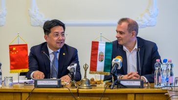 A Wuxiból érkezett küldöttséget Cai Wenyu, a Vuxi Városi Népi Kormány Információs Hivatalának igazgatója vezette. Mellette vendéglátója, Hodálik Pál polgármester.