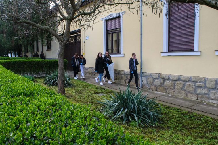 Iskolájuk környékén szedték a szemetet a zékelyesek a TeSzedd! 2025 során.