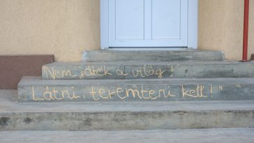 A belépők ma mindenhol versekbe botlottak Békésszentandráson.
