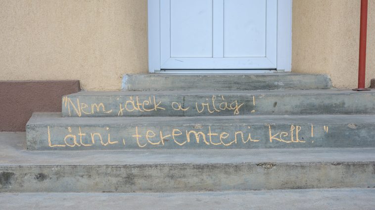 A belépők ma mindenhol versekbe botlottak Békésszentandráson.