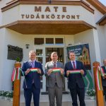 Dankó Béla országgyűlési képviselő, dr. Gyuricza Csaba, a MATE rektora és Hodálik Pál, Szarvas város polgármestere a MATE megújult Tudásközpontjának átadóján.