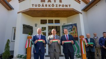 Dankó Béla országgyűlési képviselő, dr. Gyuricza Csaba, a MATE rektora és Hodálik Pál, Szarvas város polgármestere a MATE megújult Tudásközpontjának átadóján.
