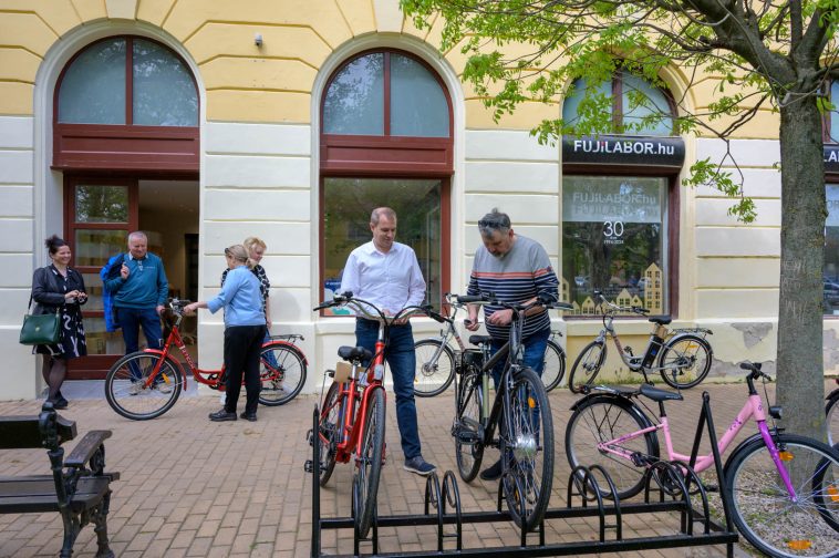 Hodálik Pál polgármester és Korom Zoltán vállalkozó az átadón.