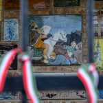 Nemzeti szín szalagok a Jubileumi Emlékház kerítésén 2025. április 17-én Békésszentandráson.