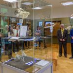 Professzor Dr. Tóth Csaba Holló László és Brassai Művészeti díjas fotóművész és Albert Krisztián Európa-bajnok csontpreparátornak ez a harmadik közös kiállítása.