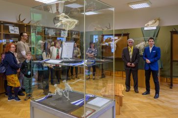 Professzor Dr. Tóth Csaba Holló László és Brassai Művészeti díjas fotóművész és Albert Krisztián Európa-bajnok csontpreparátornak ez a harmadik közös kiállítása.