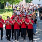 Szarvas Város Fúvószenekara vezeti a felvonulókat 2025. május 1-én.