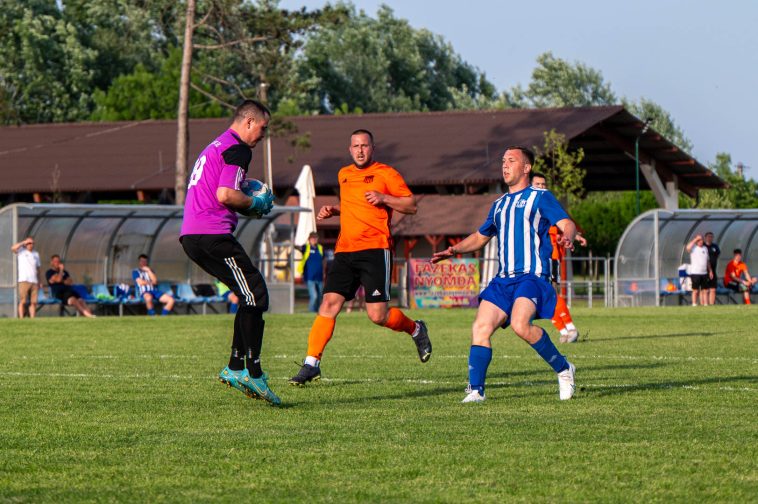 Szűcs Damjánnak itt még nem sikerült bevennie a mezőmegyeri kaput, a 78. percben szépített.