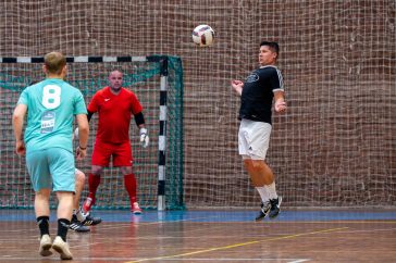 Mural Károly, a Gallicoop kapusa várja, hogy Nguyen Martin (Nagyrét Farm) labdalevételéből lesz-e kapura lövés.