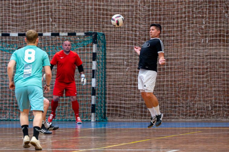 Mural Károly, a Gallicoop kapusa várja, hogy Nguyen Martin (Nagyrét Farm) labdalevételéből lesz-e kapura lövés.