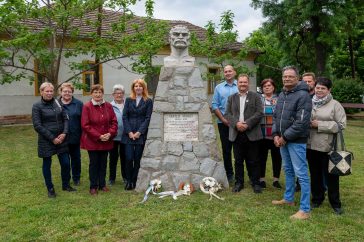 Emlékezők Vértesi Mihály szobránál 2025. május 6-án.