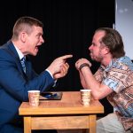 Mendoza nyomozótiszt és Carvallo újságíró szerepében Boronyák Gergely és Ragány Misa a Cervinus Teátrum Argentin tangó című előadásában.