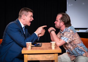 Mendoza nyomozótiszt és Carvallo újságíró szerepében Boronyák Gergely és Ragány Misa a Cervinus Teátrum Argentin tangó című előadásában.