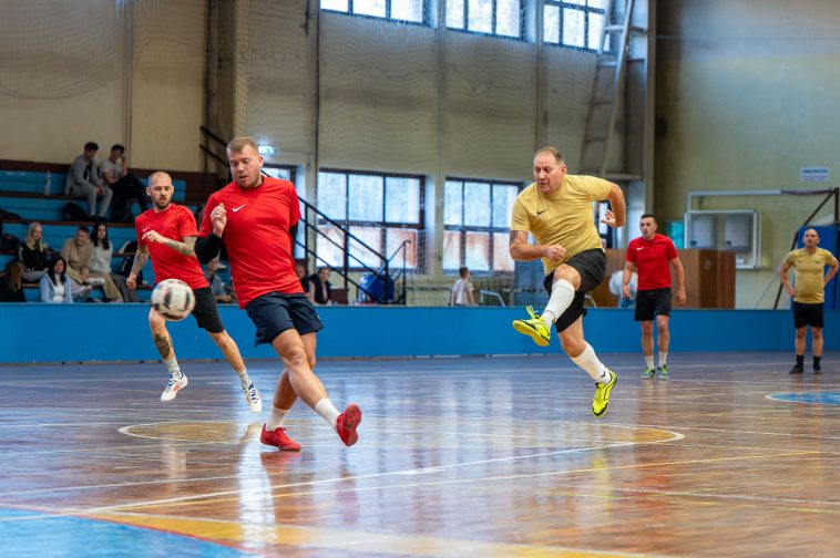 Kiri Mihály hol kapusként, hol mezőnyben játszik, itt épp a mérkőzés első gólját szerzi a Gold színeiben.