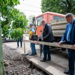 Hodálik Pál polgármester és Závoda Ferenc képviselők szemlélik a Bem József utcán folyó munkálatokat.