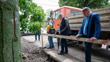 Hodálik Pál polgármester és Závoda Ferenc képviselők szemlélik a Bem József utcán folyó munkálatokat.