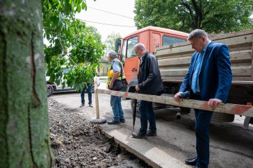 Hodálik Pál polgármester és Závoda Ferenc képviselők szemlélik a Bem József utcán folyó munkálatokat.